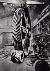 High-quality black-and-white photographs of large old machines and tools-engrenages_-_85.488_-.jpg